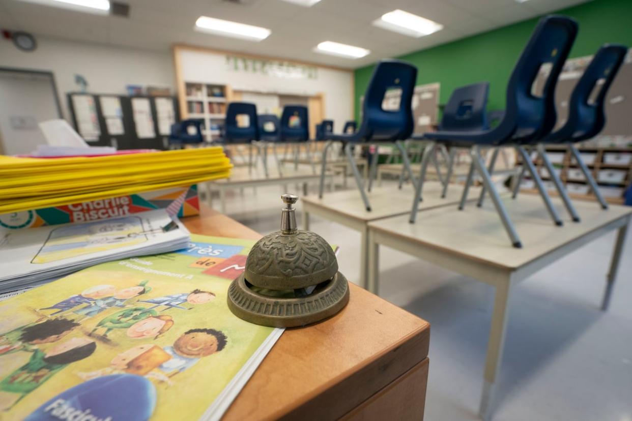 The new directive stipulates that school service centres ensure all bathrooms and changing rooms that will be built or renovated in the future are gendered for boys and girls.  (Ivanoh Demers/Radio-Canada - image credit)
