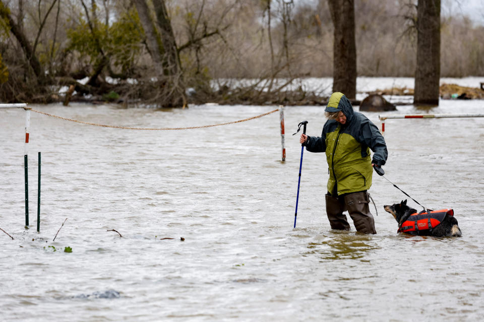 Una persona se desplaza por el agua durante las inundaciones en California. (REUTERS/Fred Greaves)