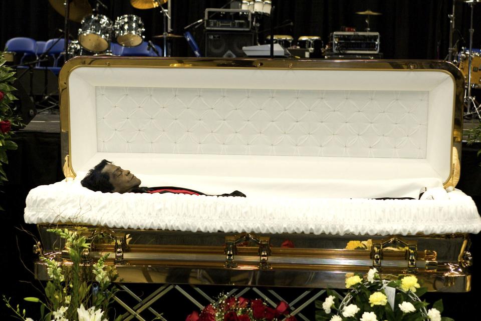 AUGUSTA, GA - DECEMBER 30:  The body of  musician James Brown is on display during a homegoing celebration at the James Brown Arena December 30, 2006 in Augusta, Georgia.  (Photo by Annette Brown/Getty Images)