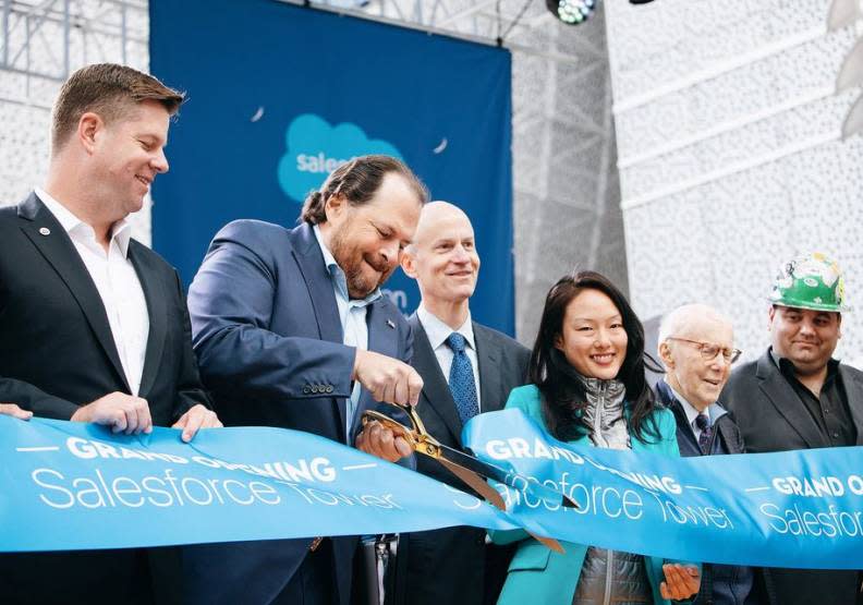 2018年，Salesforce舊金山新總部落成啟用，貝尼奧夫（左2）親自剪綵。