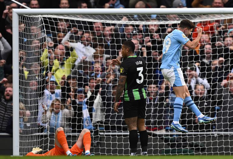 El salto de Julián Álvarez para celebrar su gol ante Brighton, cuando apenas iban 7 minutos de juego; Manchester City festejó el regreso a la punta