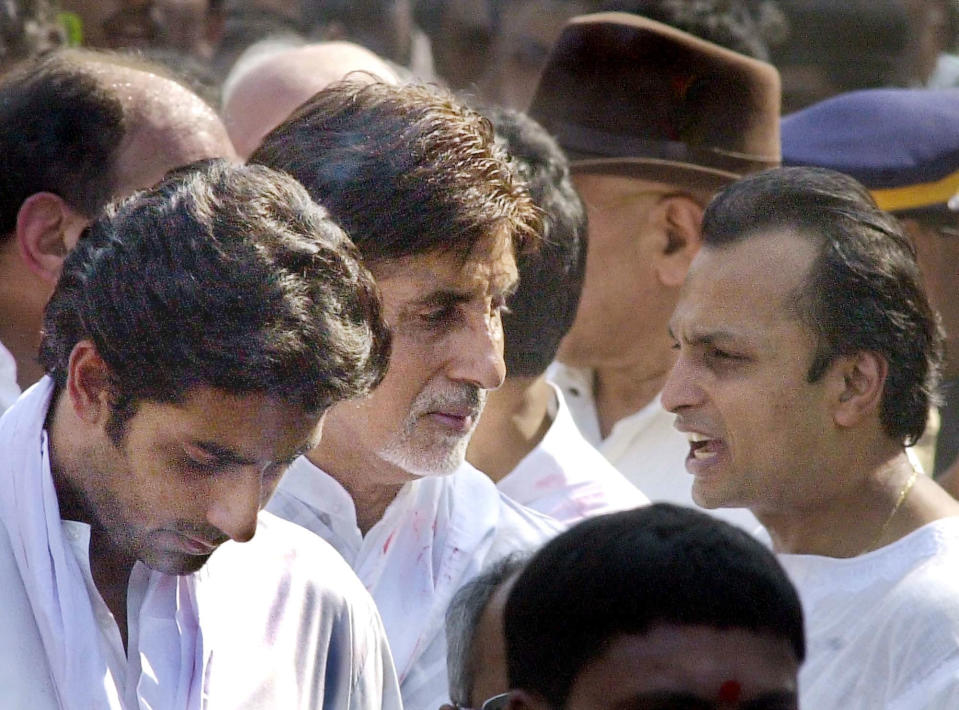 Industralist Anil Ambani (R) offers his condolences to Bollywood star Amitabh Bachchan (C) and his son Abishek Bachchan (L) during the funeral of Amitabh's father Harivanshrai Bachchan in Bombay, 19 January 2003. Harivanshrai, 96, died overnight after a prolonged illness. AFP PHOTO/Sebastian D'SOUZA