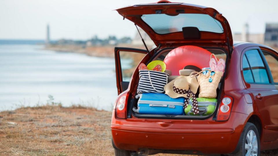 Valises et sacs dans le coffre d'une voiture