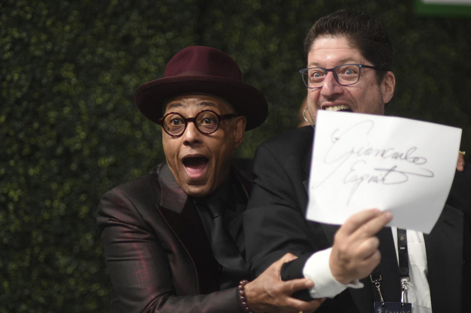 Giancarlo Esposito, izquierda, y Mitch Messinger llegan a la 75a edición de los Premios Emmy el lunes 15 de enero de 2024 en el Teatro Peacock de Los Ángeles. (Foto Richard Shotwell/Invision/AP) EMMY-MODA