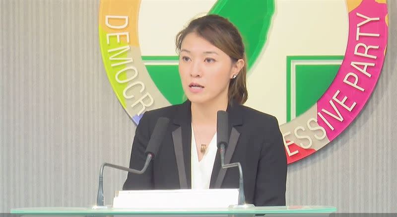 國民黨主席江啟臣發起「蔡英文就職200天，施政成績大調查 」民進黨發言人顏若芳反擊「努力扭轉馬政府的錯誤執政方向的第1660天」。（圖／翻攝臉書）