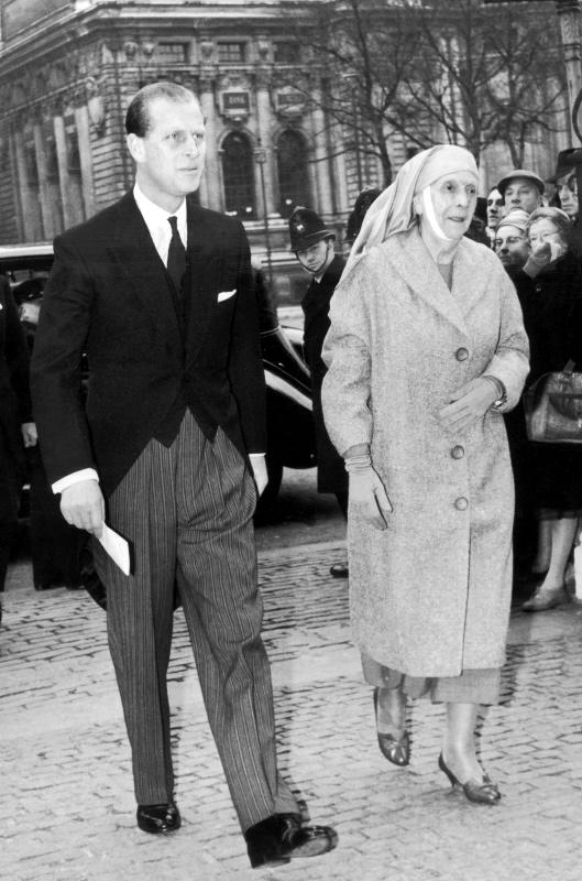 UNITED KINGDOM - JULY 03:  The Duke of Edinburgh escorting his mother, the Princess Alice of BATTENBERG , upon arriving at Westminster Abbey on July 3, 1960.  (Photo by Keystone-France/Gamma-Keystone via Getty Images)