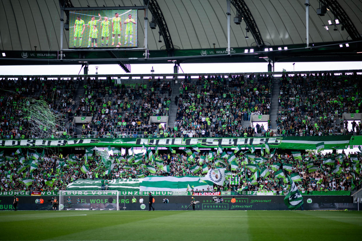 Fans des VfL Wolfsburg vor dem Spiel, VfL Wolfsburg gegen FC Bayern in ihrem Stadion.