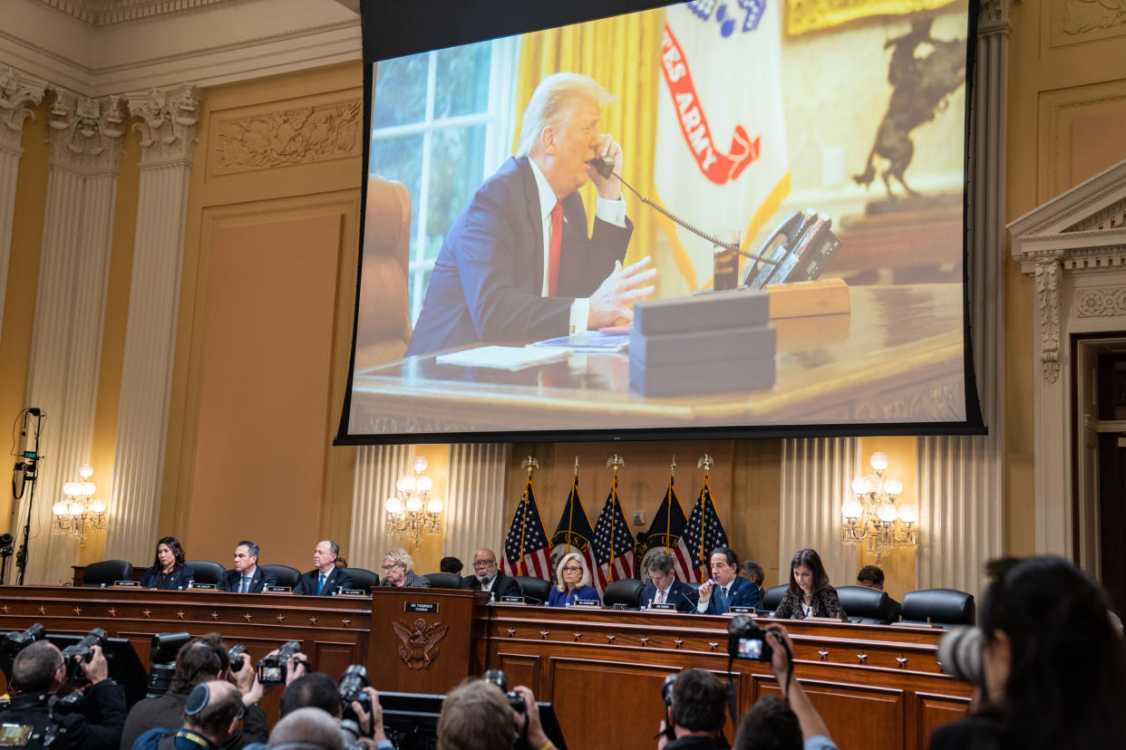 Una pantalla muestra una fotografía del expresidente Donald Trump durante la última reunión pública del comité de la Cámara de Representantes a cargo de investigar el ataque del 6 de enero al Capitolio de Estados Unidos, en Washington, el lunes 19 de diciembre de 2022. (Haiyun Jiang/The New York Times)