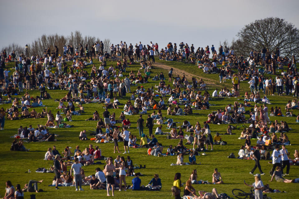 LONDON, UNITED KINGDOM - 2021/03/30: Crowds gather on Primrose Hill as a heatwave hits London. 
Temperatures rise in the capital, prompting large crowds to gather in the parks around the city. (Photo by Vuk Valcic/SOPA Images/LightRocket via Getty Images)