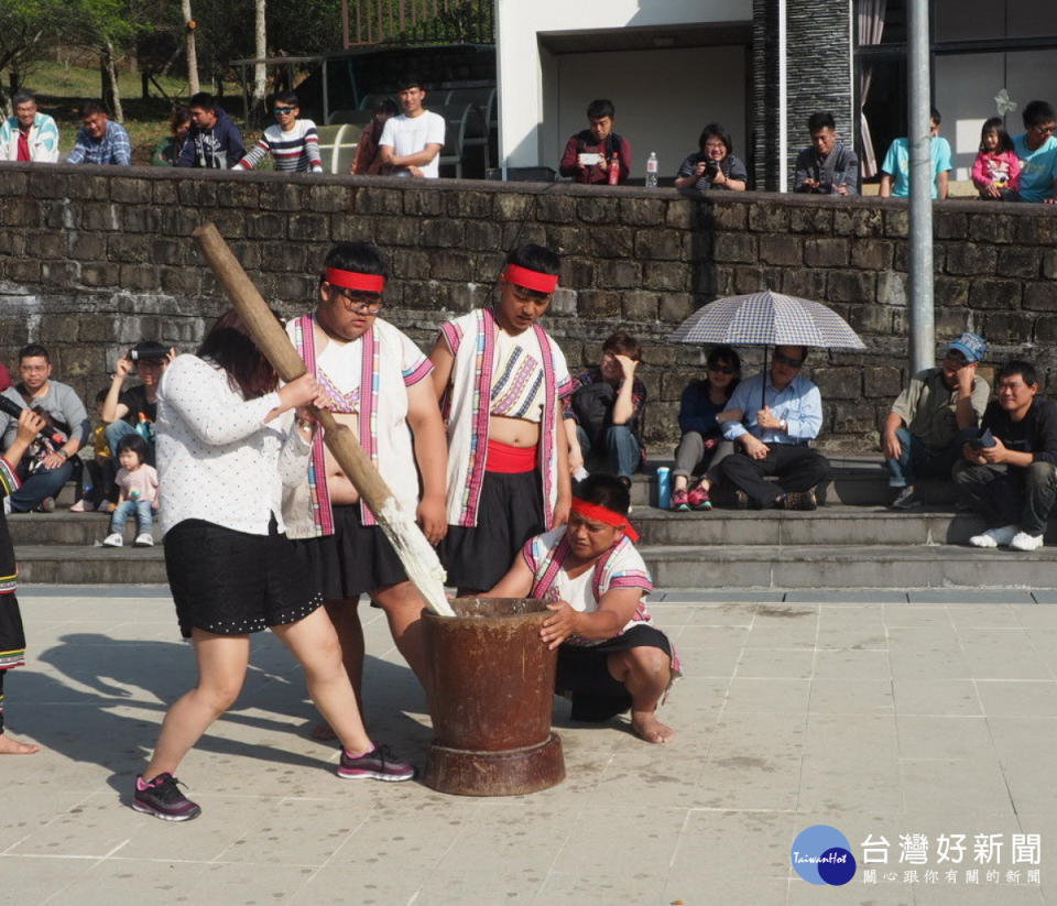 認識布農族原住民族傳統文化與遊客一同搗小米糕。(於梅山遊客中心前廣場)