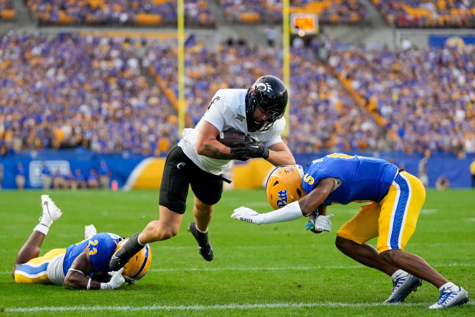 Cincinnati Bearcats tight end Payten Singletary (88) breaks through tackles on a touchdown reception against Pitt last September.