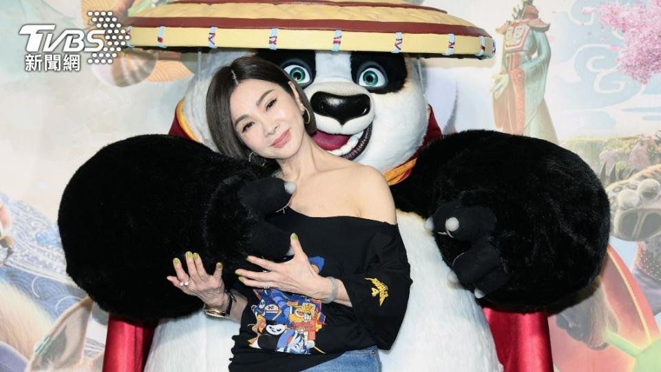陳美鳳與熊貓玩偶互動。（圖／趙世平攝）
