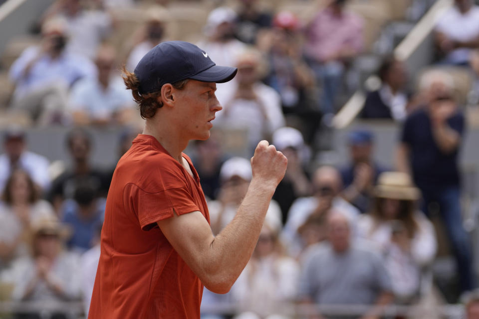 El italiano Jannik Sinner celebra tras ganar su duelo de cuartos de final en el Abierto de Francia el búlgaro Grigor Dimitrov el martes 4 de junio del 2024. (AP Foto/Thibault Camus)