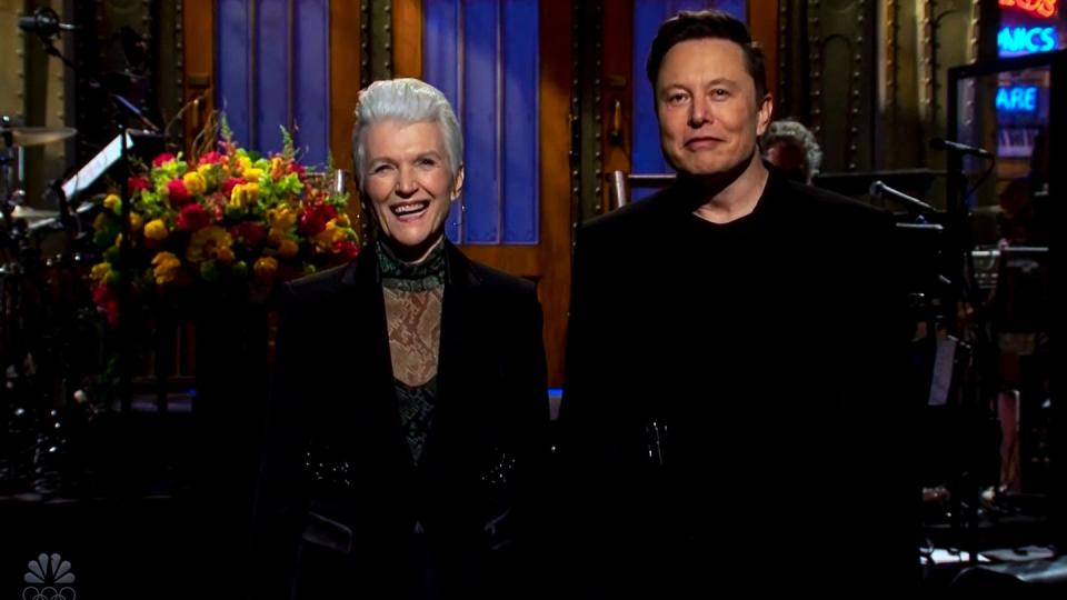 Unternehmer Elon Musk und seine Mutter Maye Musk in der Unterhaltungsshow 