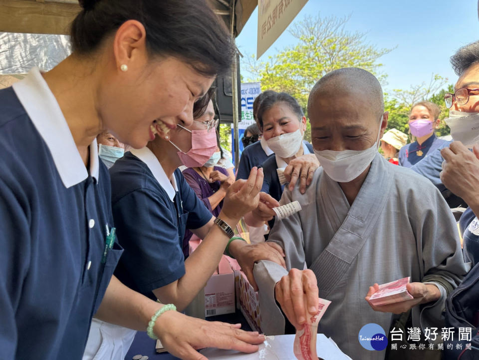 彰化慈濟志工愛心市集，援助花蓮強震募心募愛。圖／慈濟基金會提供