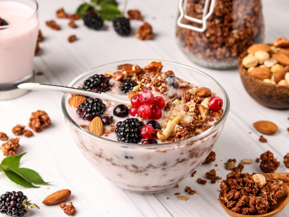 Perfekt für das Immunsystem: Joghurt, Beeren und Nüsse (Bild: Lika Mostova/Shutterstock)