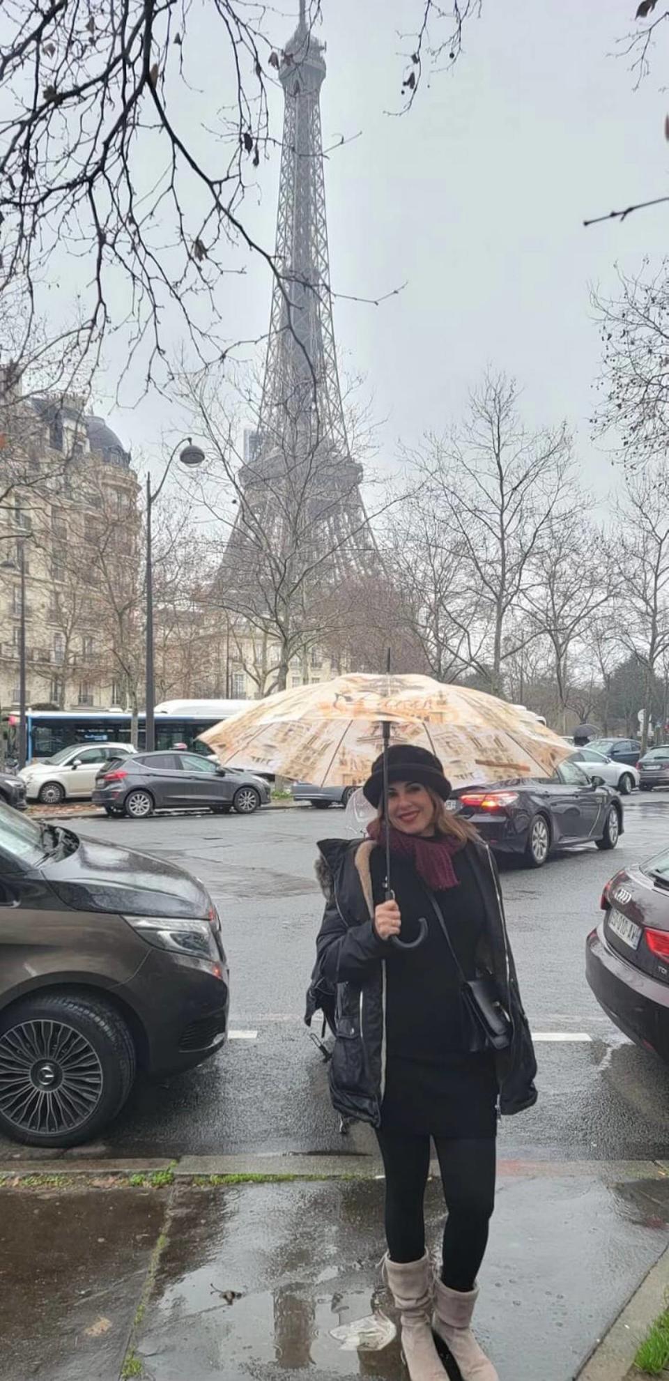 La conductora cubana Yossie Galindo en su reciente viaje a París, después de terminar ‘Mi hora favorita’ en America Tevé.