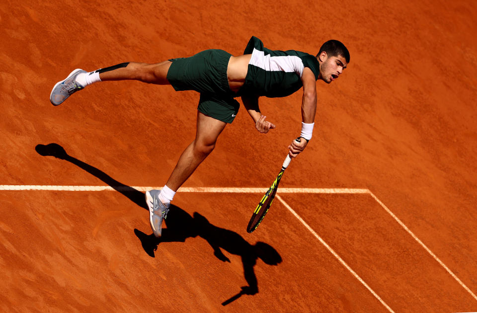 MADRID, SPAIN - MAY 07:  Carlos Alcaraz of Spain serves in their Men&#39;s Singles semi-finals match against Novak Djokovic of Serbia during day ten of Mutua Madrid Open at La Caja Magica on May 07, 2022 in Madrid, Spain. (Photo by Clive Brunskill/Getty Images)