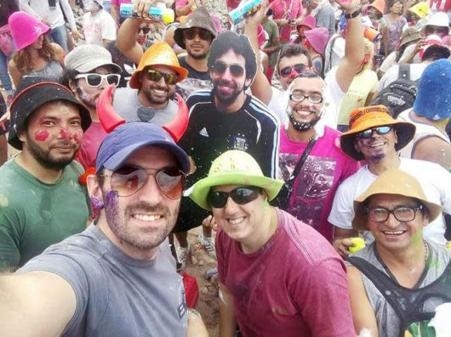 Los amigos viajan desde hace seis años a la provincia de Jujuy a participar de la fiesta de Carnaval. Foto: Twitter/radio_dos