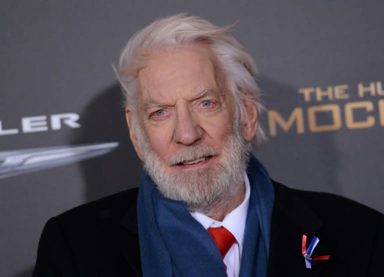 El actor canadiense Donald Sutherland asiste al estreno de 'Los juegos del hambre: Sinsajo - Parte 2' en el teatro Microsoft de Los Ángeles, el 16 de noviembre de 2015. (Chris DELMAS)