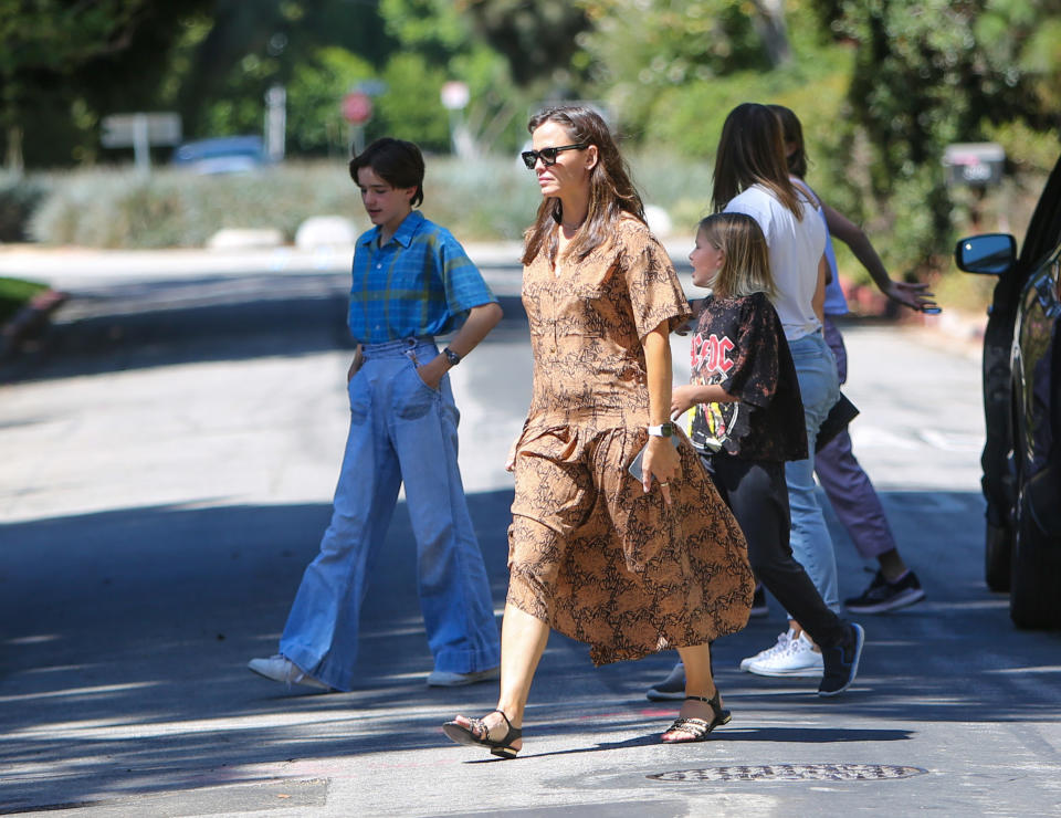 Jennifer Garner walks with her children in Los Angeles. - Credit: BG004/Bauergriffin.com / MEGA