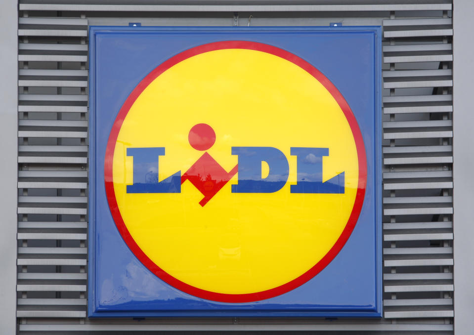 The logo at the entrance of the new Lidl supermarket is pictured in Kloten near Zurich March 11, 2009. The discount supermarket chain will open its thirteen first supermarkets in Switzerland on next March 19. REUTERS/Christian Hartmann  (SWITZERLAND BUSINESS FOOD DRINK)