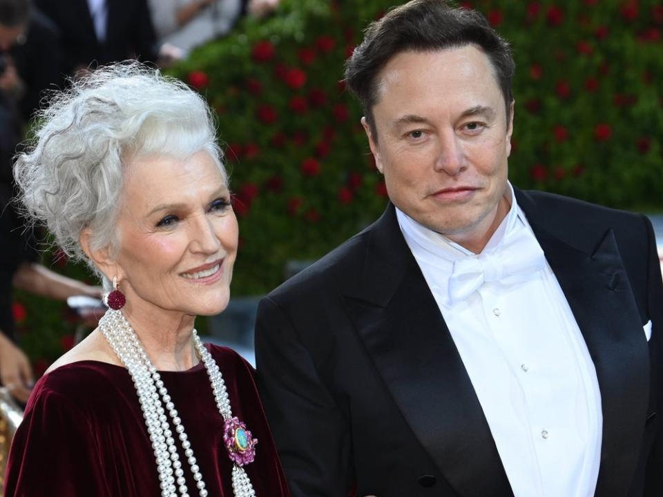 Maye Musk begleitete ihren Sohn Elon in diesem Jahr zur Met Gala. (Bild: imago images/PA Images)