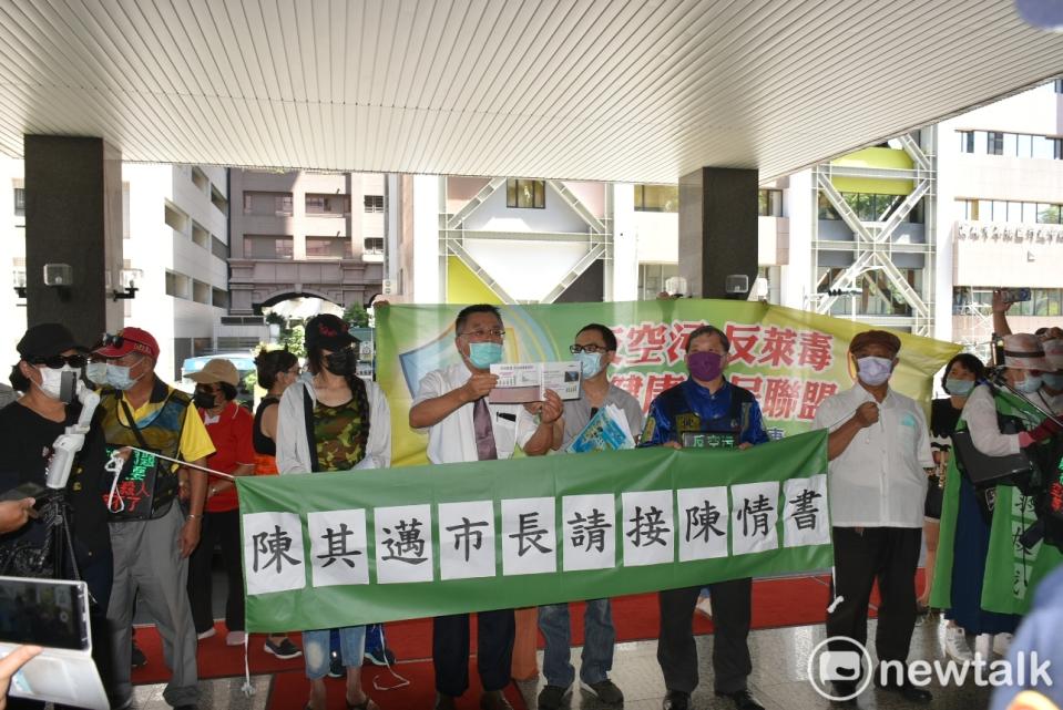 由韓粉發起的「反空汙反萊毒顧健康全民聯盟」至高市府陳抗。   圖：孫家銘/攝