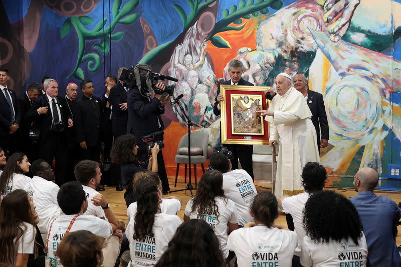Pope Francis meets young people of Scholas Occurrentes in Cascais
