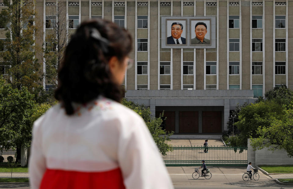 Porträts der nordkoreanischen Führer sind im öffentlichen Raum wie hier an einer Fassade in Pjöngjang allgegenwärtig. Doch auch im privaten Wohnraum hat ihr Schutz äußerste Priorität und ihr Verlust harte Konsequenzen. (Bild: Reuters/Danish Siddiqui)