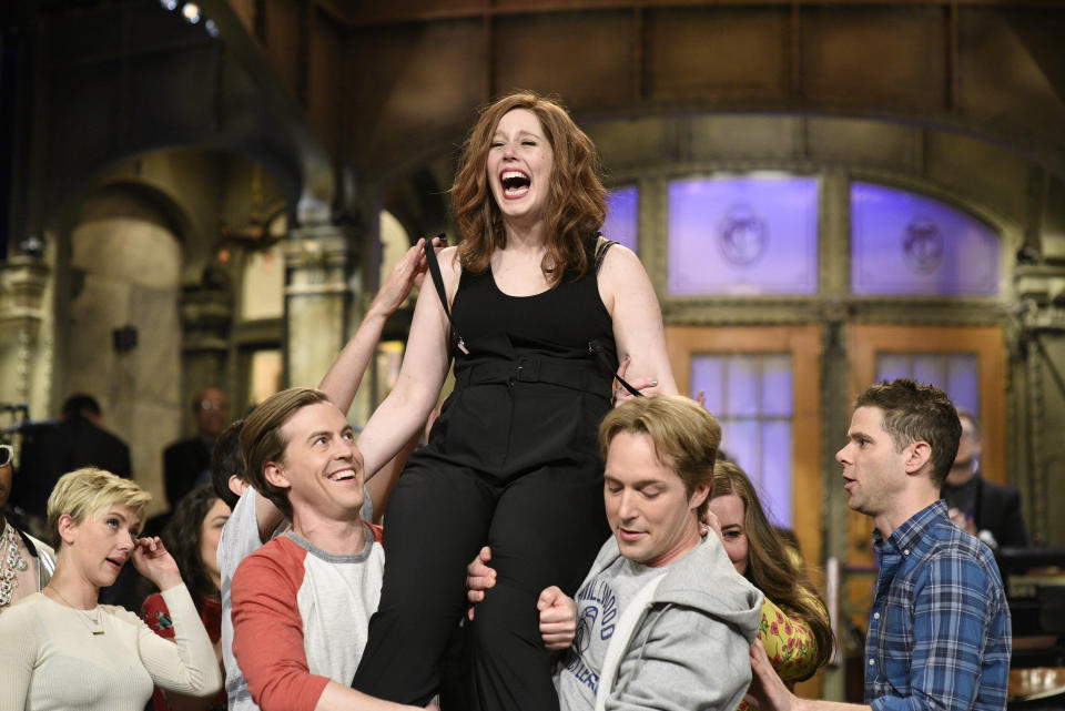 Vanessa Bayer getting carried off stage after her last "SNL" show on May 20, 2017.&nbsp; (Photo: NBC via Getty Images)