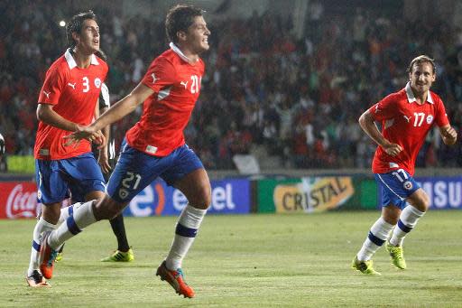 Miko Albornoz (C), de la selección de Chile, celebra tras anotar ante Costa Rica durante amistoso internacional disputado en Coquimbo, Chile, el 22 de enero de 2014. (PHOTOSPORT/AFP | Marcelo Hernández)