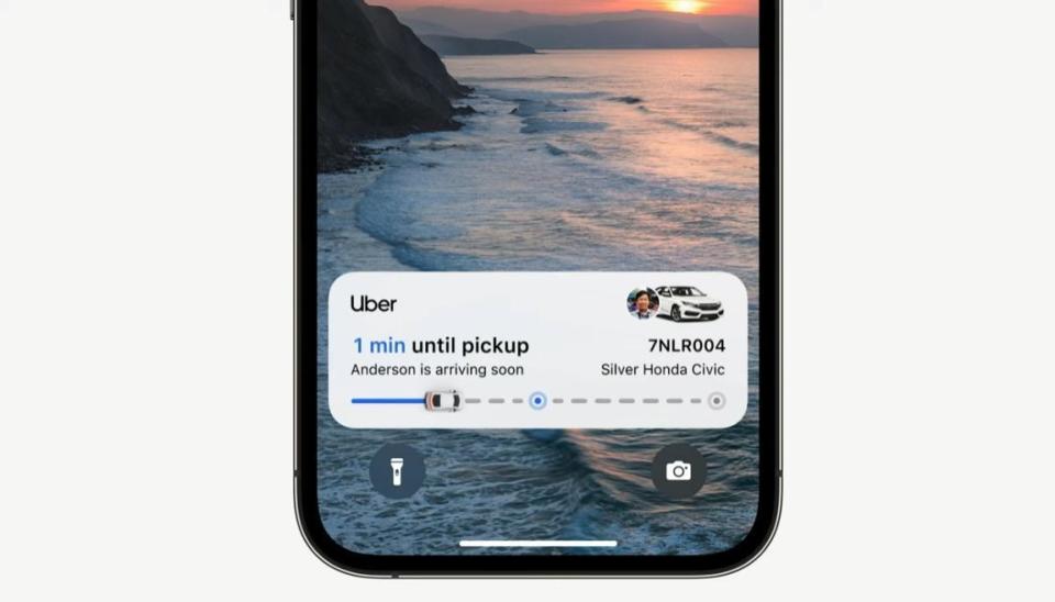 iOS 16將新增即時動態追蹤功能，可顯示外送、叫車、比賽等即時進度。（翻攝自Apple WWDC）