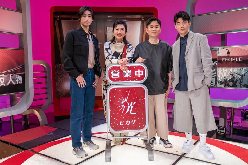 章廣辰（左起）、方念華、杜政哲與胡瑋杰在《TVBS看板人物》中大談《華燈初上》的拍攝。（TVBS提供）