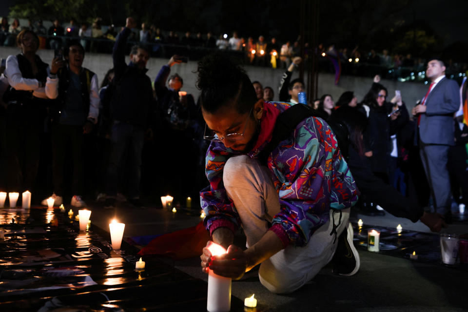 Una persona enciende una vela por Ociel Baena/ REUTERS/Quetzalli Nicte-Ha