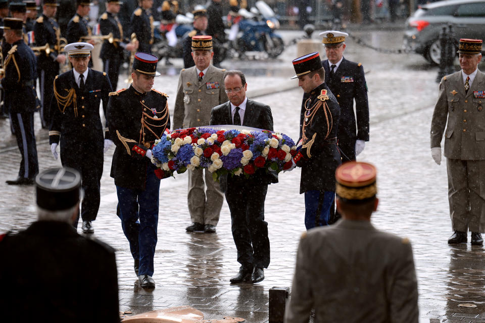 François Hollande dépose une gerbe de fleurs sur la tombe du soldat inconnu sous l'Arc de Triomphe. AFP