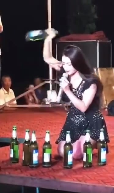 長髮女子舞台跪地高歌，竟突然將啤酒用力往地下砸。（圖／翻攝自 神北克 制作 漫畫工作室）