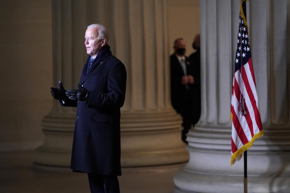El presidente Joe Biden se dirige a la nación durante el espectáculo "Celebrating America", en el Lincoln Memorial en Washington, el miércoles 20 de enero del 2021 tras la ceremonia de investidura. (Joshua Roberts/Pool photo via AP)