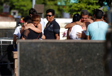 Relatives and friends react during the burial of Edmayara Samara, a victim of a collapsed dam owned by Brazilian mining company Vale SA, in Brumadinho, Brazil January 29, 2019. REUTERS/Adriano Machado