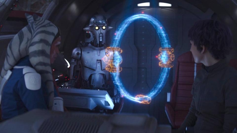 Huyang shows a hologram of the Eye of Sion to Ahsoka and Sabine in the ship s cockpit