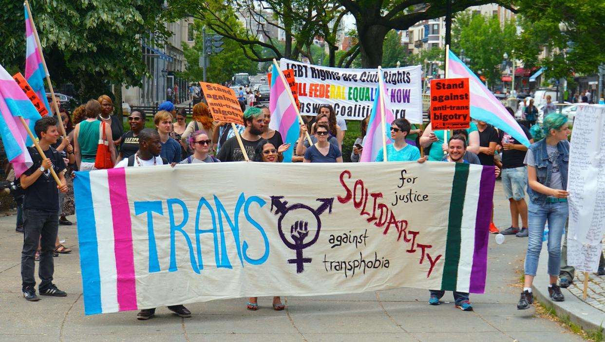 <span class="caption">Manifestación en apoyo de la transexualidad en Washington, DC USA. 2015</span> <span class="attribution"><a class="link " href="https://commons.wikimedia.org/wiki/File:Trans_Solidarity_Rally_and_March_55436_(17175687863).jpg" rel="nofollow noopener" target="_blank" data-ylk="slk:tedeytan / Wikimedia Commons;elm:context_link;itc:0;sec:content-canvas">tedeytan / Wikimedia Commons</a>, <a class="link " href="http://creativecommons.org/licenses/by-sa/4.0/" rel="nofollow noopener" target="_blank" data-ylk="slk:CC BY-SA;elm:context_link;itc:0;sec:content-canvas">CC BY-SA</a></span>