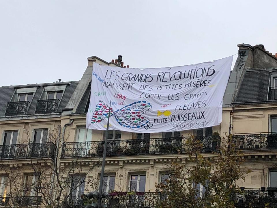 Les banderoles ne sont pas seulement dans le cortège, elles sont également sur les toits parisiens.