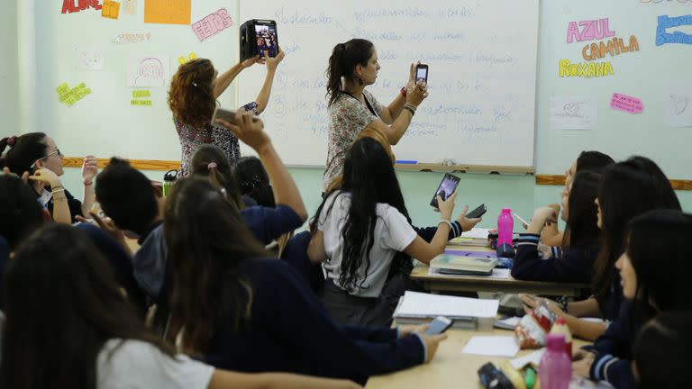 En las aulas argentinas, el celular gana espacio