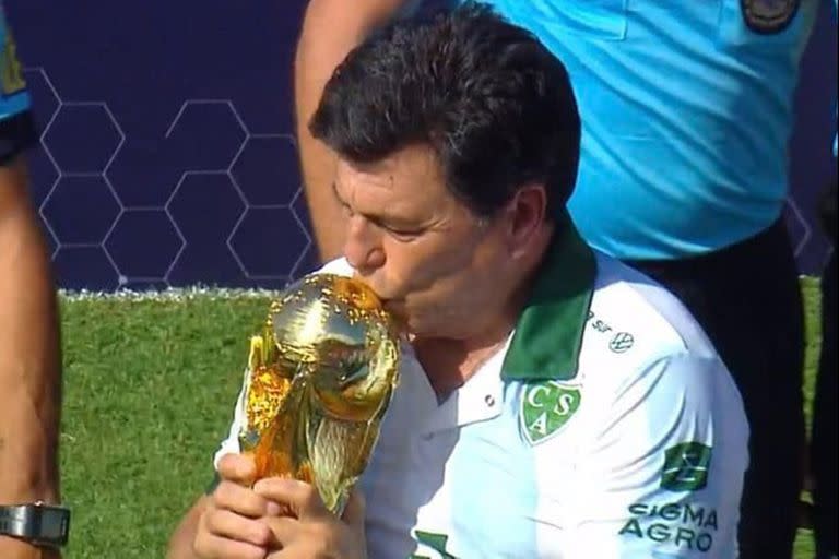 Daniel Passarella besa la copa antes de Sarmiento-Barracas, el sábado pasado 