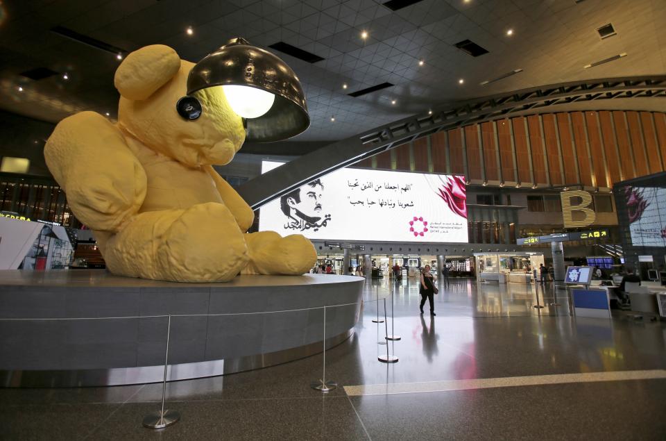 En esta imagen de archivo, un oso de felpa gigante adorna el Aeropuerto Internacional Hamad en Doha, Qatar, el 6 de mayo de 2018. Se espera que alrededor de 1,2 millones de personas viajen a Qatar para el Mundial que comienza en noviembre, más de la mitad de la población de esta pequeña y adinerada nación árabe. (AP Foto/Kamran Jebreili, archivo)