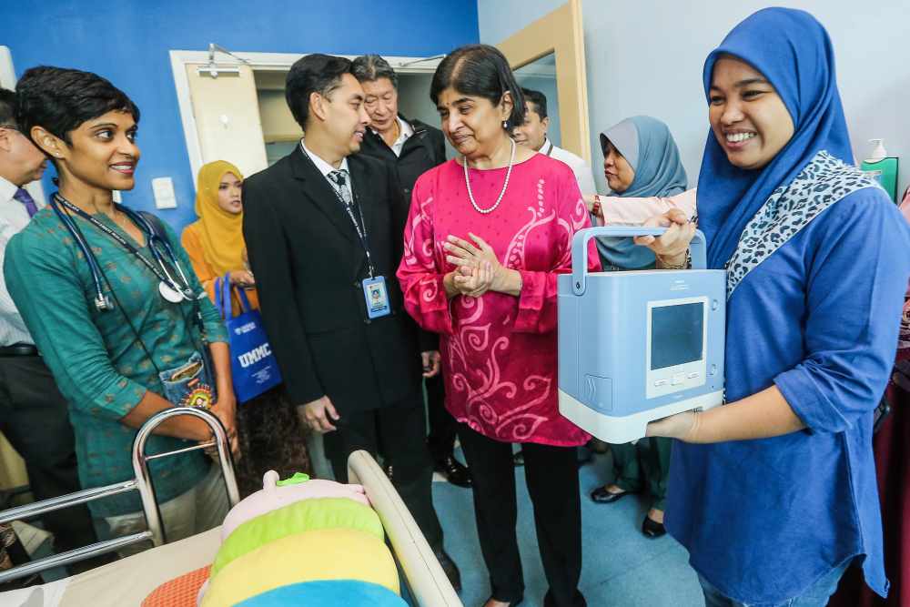 Datuk Ambiga Sreenevasan (centre) presents the life support ventilator to Adam Miqail’s parents Azlina Ilias and Shahrul Hisham, together with Malay Mail Care Fund trustees, May 24, 2019. ― Pictures by Hari Anggara