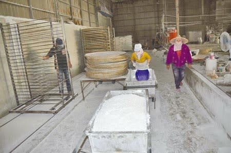  照常開工↑台南市茂利澱粉公司遭查獲持續販售毒澱粉，該公司位在台南市善化區文正里的製粉廠昨仍照常開工。（周曉婷攝）
