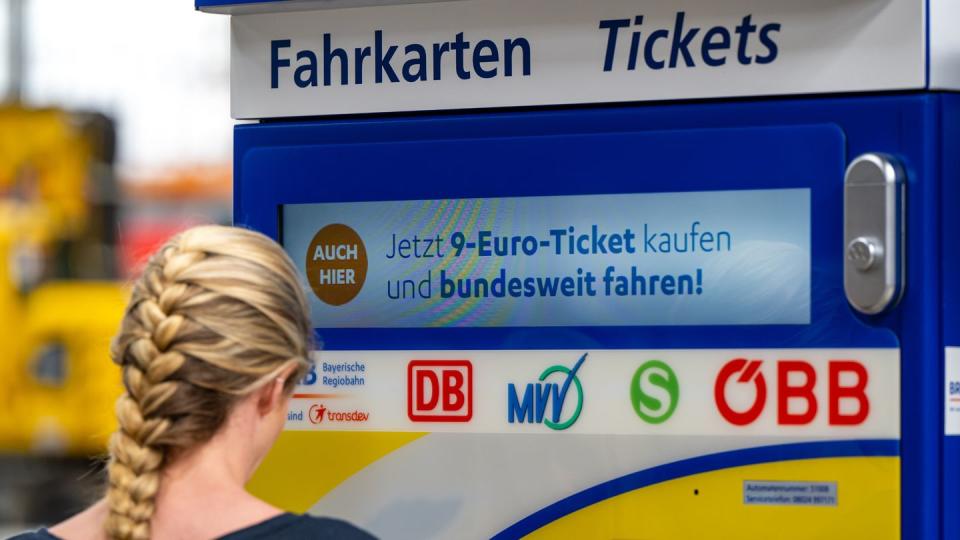 Eine Frau vor einem Fahrkartenautomat der Deutschen Bahn. Seit Juni gibt es das bundesweite 9-Euro-Ticket. (Bild: dpa)