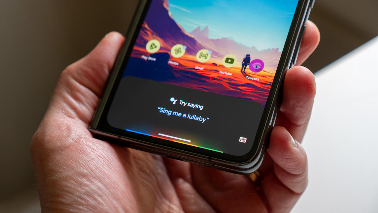  Google Assistant on a Pixel Fold. 