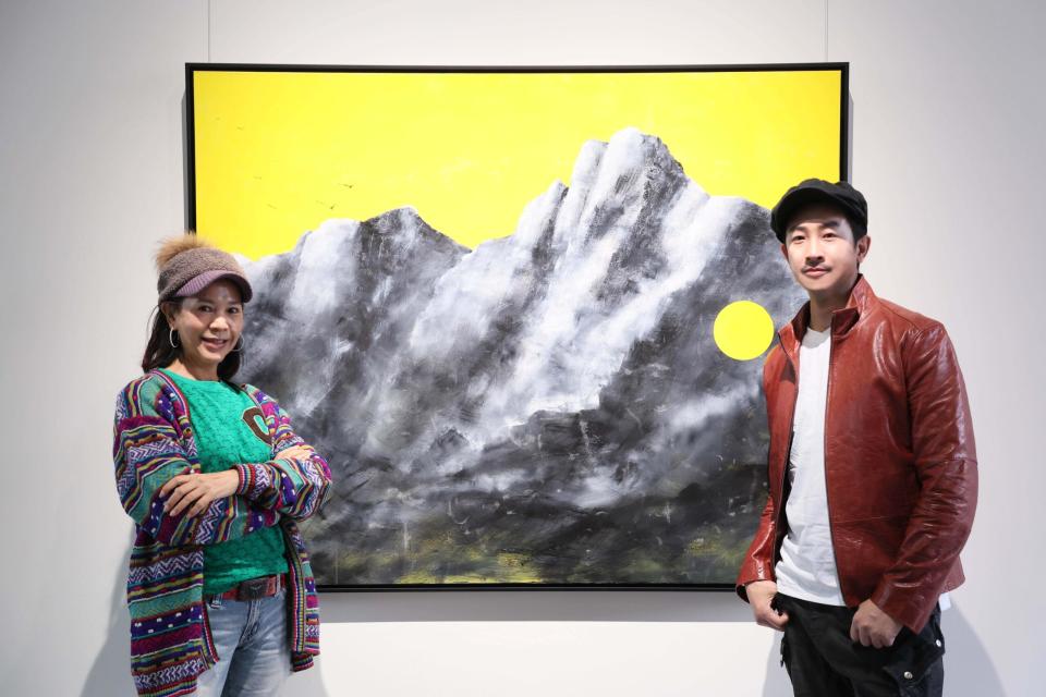 藝術家陳玉庭邀請 Darren 於展中放入兩件木工 Qpee 創作，謙說景上添花。（原片來源：杰威爾音樂）